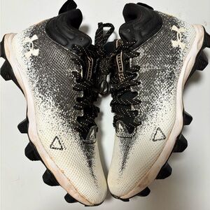 Boys Under Armour Baseball Cleats Size 4Y Black And White